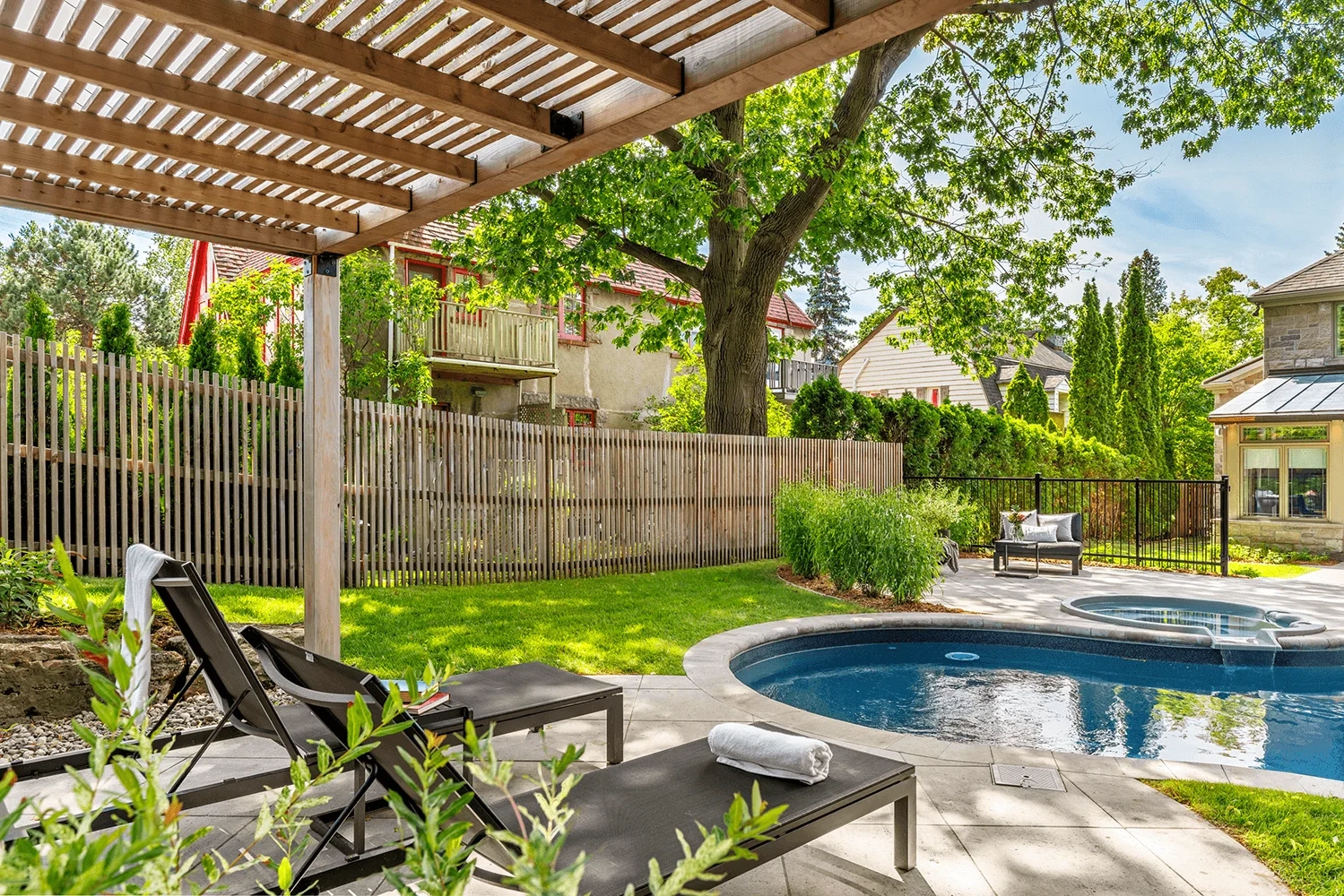 Piscine creusée avec pergola et clôture sur mesure en cèdre