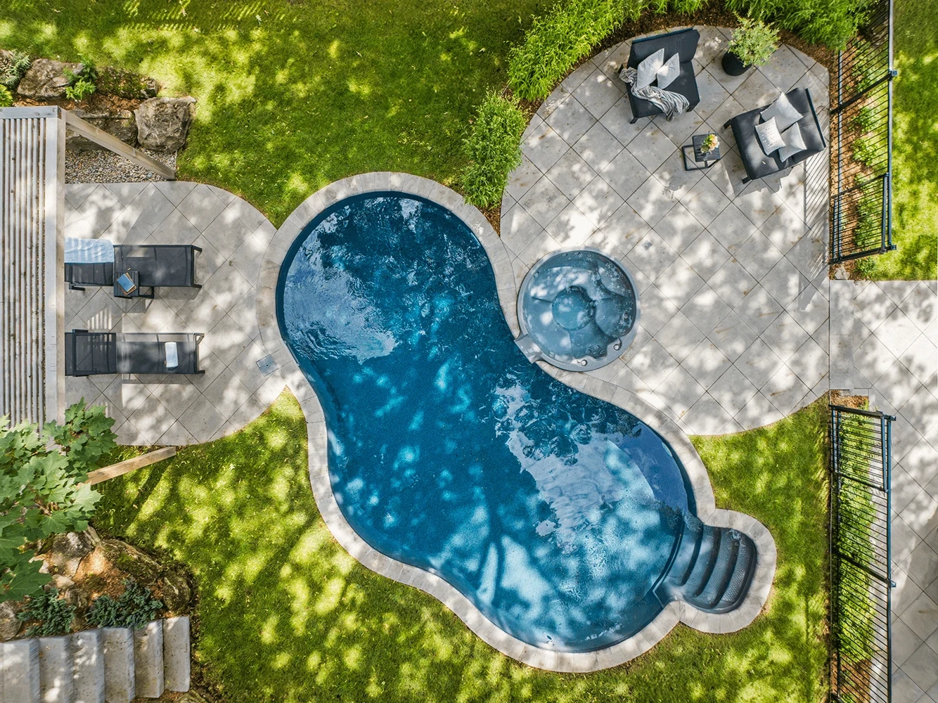 Aménagement paysager avec piscine creusée et terrasse arrondi